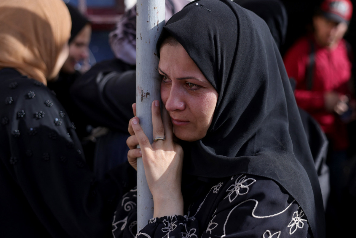Mulher palestina lamenta a morte de entes queridos mortos nos ataques israelenses em Jabalia, no Hospital Indonésio em Beit Lahia, no norte da Faixa de Gaza