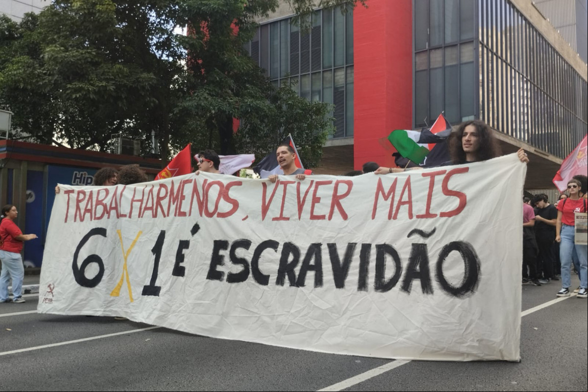 Rio de Janeiro (RJ), 01/05/2025 – Ato do Dia do Trabalhador pede o fim da escala 6x1 e melhores condições de trabalho e renda, na Cinelândia, no centro da capital fluminense. Foto: Letycia Bond/Agência Brasil