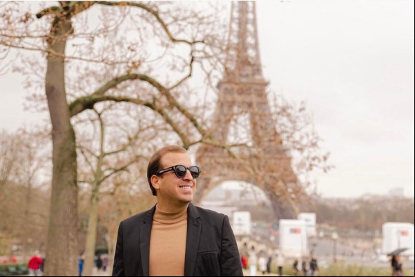 Saulo em maio de 2024 em Paris, na França/Foto: Reprodução redes sociais Saulo em maio de 2024 em Paris, na França/Foto: Reprodução redes sociais