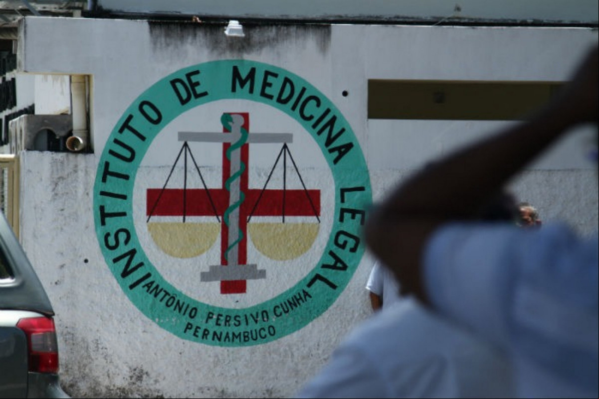 Corpos das vítimas foram levados ao Instituto de Medicina Legal, em Santo Amaro, na Região Central do Recife.(Foto: Rafael Vieira/DP) Corpos das vítimas foram levados ao Instituto de Medicina Legal, em Santo Amaro, na Região Central do Recife./Foto: Rafael Vieira/DP