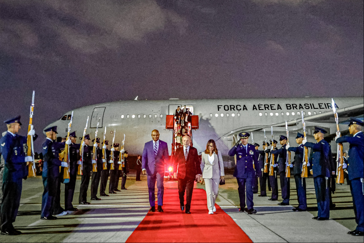 16.04.2024 - Presidente da República, Luiz Inácio Lula da Silva e a Primeira-dama, Janja Lula da Silva, durante a chegada a Bogotá, no Aeroporto Internacional El Dorado. Bogotá - Colômbia.??Foto: Ricardo Stuckert / PR