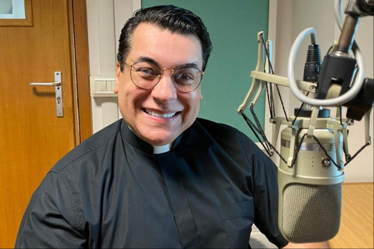 Conhecido por abordar temas delicados de forma ível e carismática, o padre Chrystian Shankar arrancou risos, aplausos e deixou seguidores incrédulos(Divulgação/Vatican News) Conhecido por abordar temas delicados de forma ível e carismática, o padre Chrystian Shankar arrancou risos, aplausos e deixou seguidores incrédulos/Divulgação/Vatican News