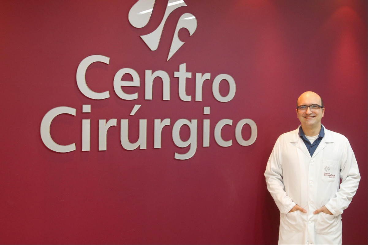 Rafael Lins, cirurgião vascular do Hospital Jayme da Fonte, conta que os riscos atrelados a embolização uterina são menores se comparados a uma cirurgia convencional (Marina Torres/DP) Rafael Lins, cirurgião vascular do Hospital Jayme da Fonte, conta que os riscos atrelados a embolização uterina são menores se comparados a uma cirurgia convencional/Marina Torres/DP