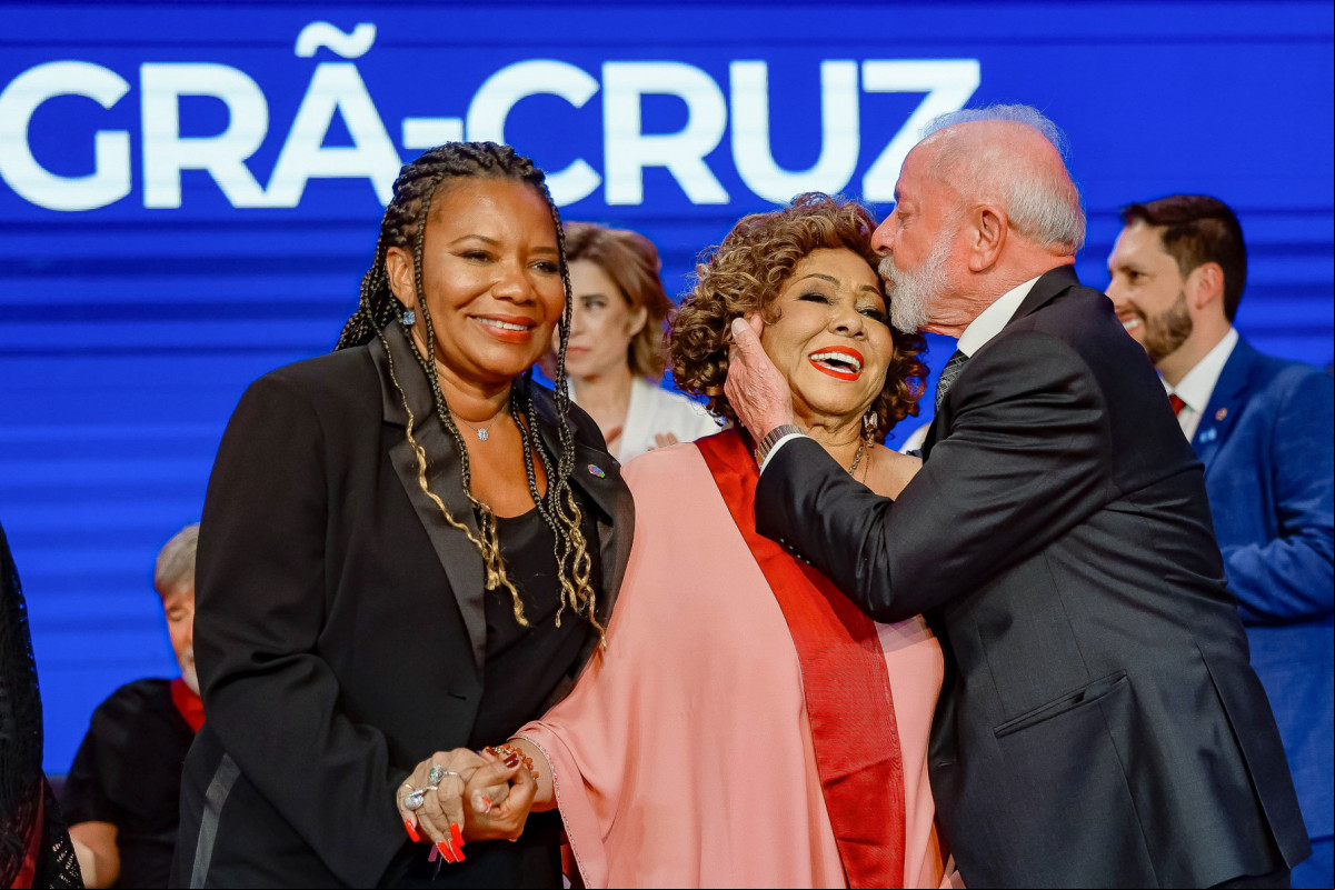 20.05.2025 - Presidente da República, Luiz Inácio Lula da Silva, durante a cerimônia de Entrega da Ordem do Mérito Cultural, no Palácio Gustavo Capanema. Na foto (da esquerda para a direita): Ministra da Cultura, Margareth Menezes; a Cantora e Compositora, Alcione e o Presidente da República, Luiz Inácio Lula da Silva. Rio de Janeiro - RJ.
Foto: Ricardo Stuckert / PR