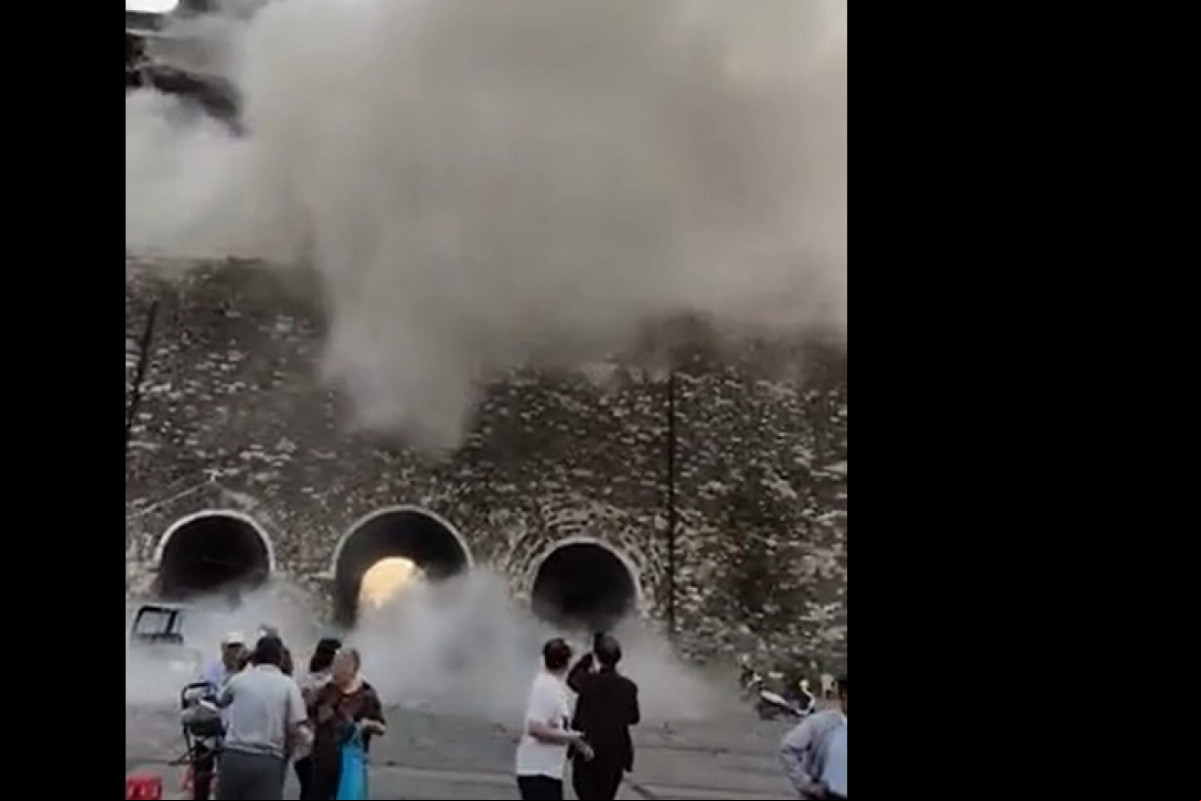 Imagens do momento em que a torre colapsa foram divulgadas por internautas
