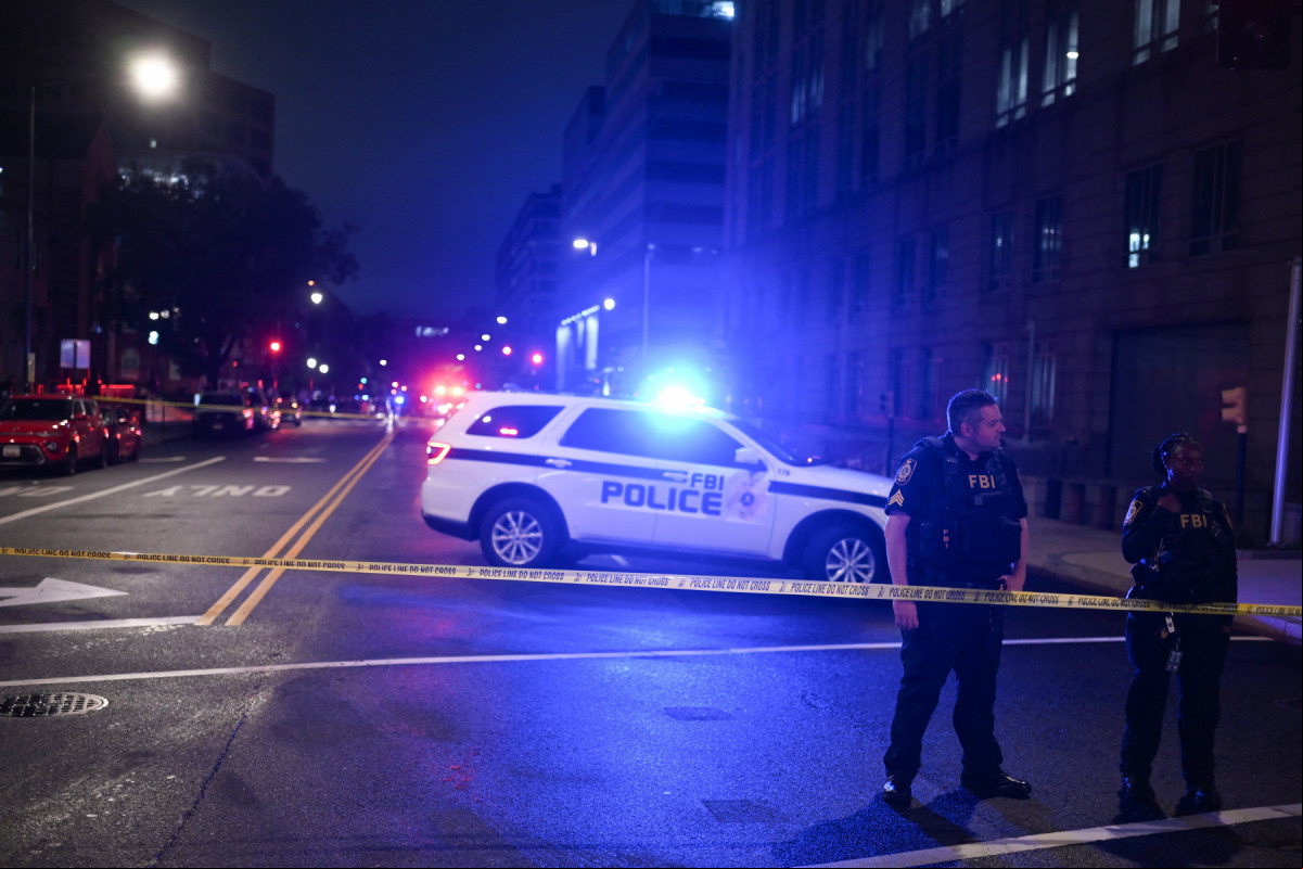 Ataque a tiros na embaixada de Israel, nos EUA, deixa dois mortos. (Foto: Alex WROBLEWSKI / AFP) Ataque a tiros na embaixada de Israel, nos EUA, deixa dois mortos./Foto: Alex WROBLEWSKI / AFP