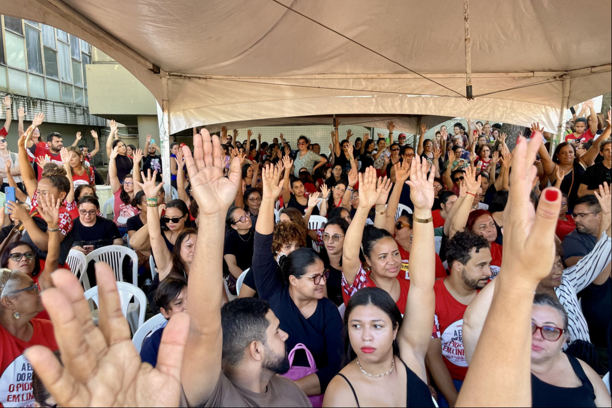 Professores realizaram assembleia nesta terça-feira (22) no Pátio da Prefeitura/Foto: Filipe Gondim
