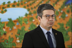 Brasília (DF), 02/09/2024 - O líder do governo do Congresso, senador Randolfe Rodrigues, durante entrevista após reunião com o presidente Luiz Inácio Lula da Silva, no Palácio do Planalto. Foto: Marcelo Camargo/Agência Brasil