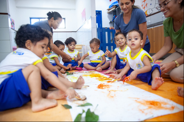 Crianças am o dia na creche com apoio de profissionais da educação que aplicam metodologias direcionadas de aprendizado