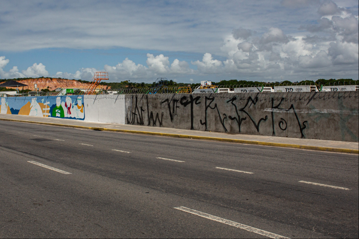 Recife, PE, 03/06/2025 - GRAFITAGEM MURO DO AEROPORTO - Imagens dos grafites que estão sendo feitos no muro do aeroporto.
