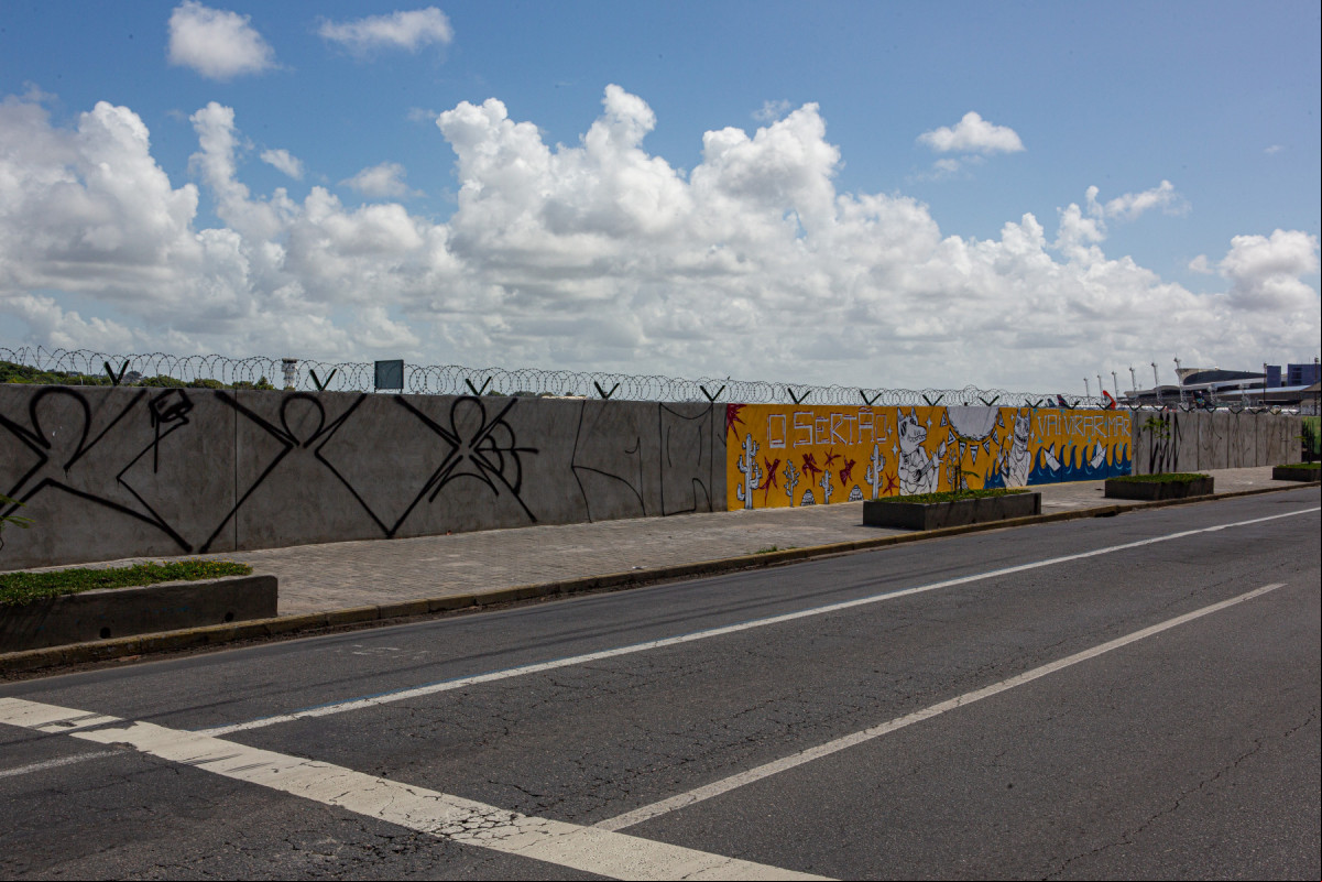 Recife, PE, 03/06/2025 - GRAFITAGEM MURO DO AEROPORTO - Imagens dos grafites que estão sendo feitos no muro do aeroporto.