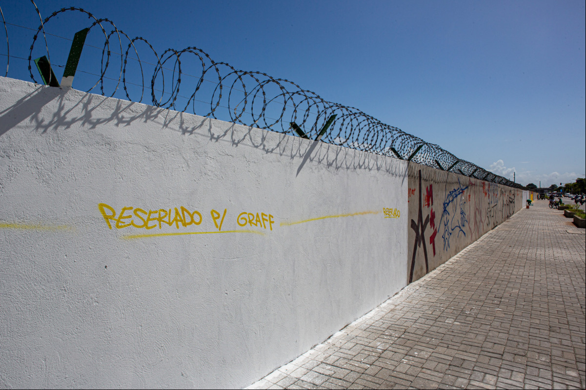 Recife, PE, 03/06/2025 - GRAFITAGEM MURO DO AEROPORTO - Imagens dos grafites que estão sendo feitos no muro do aeroporto.