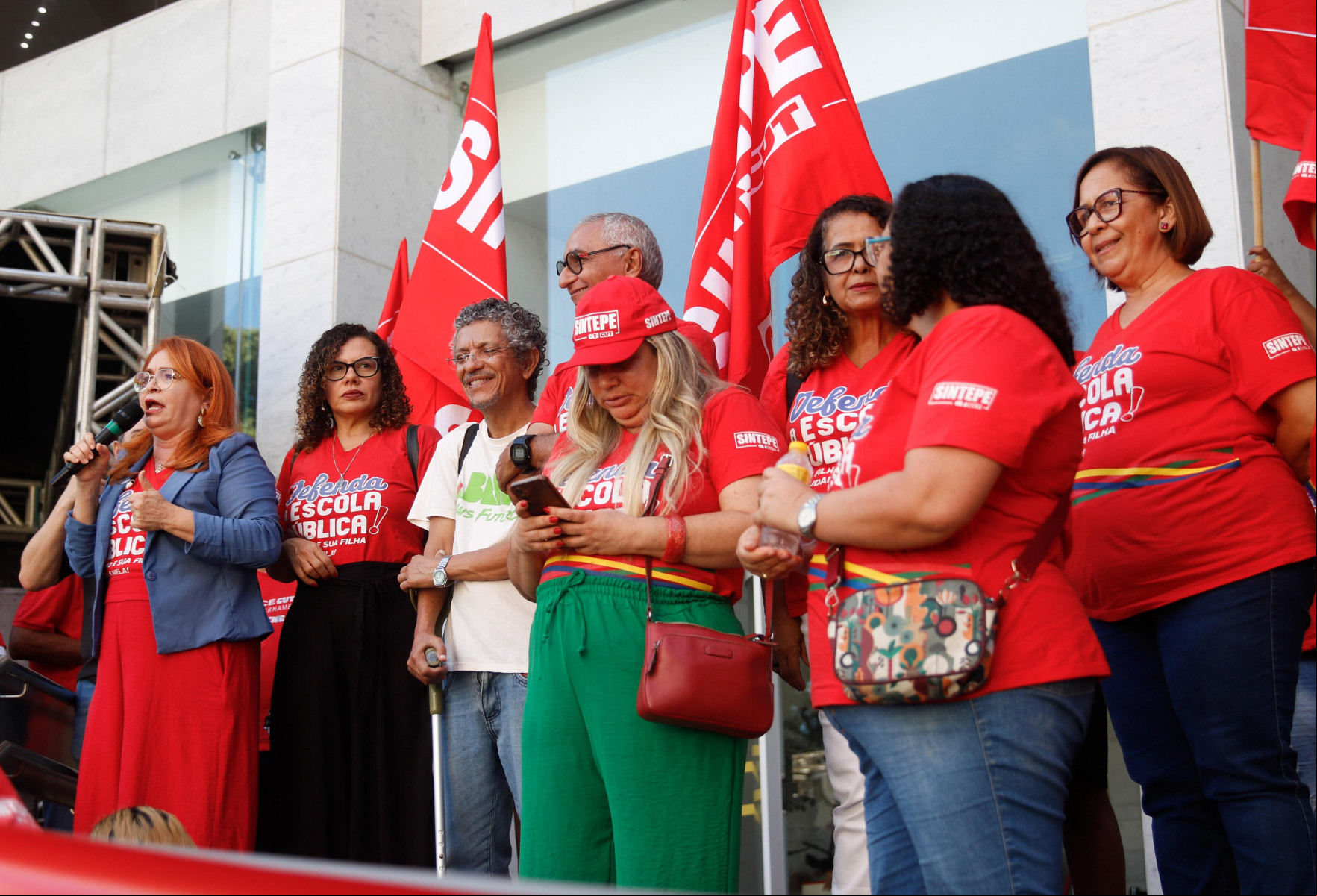 Professores em frente ao prédio da Alepe