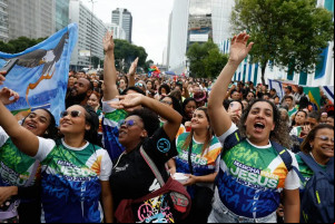 A proporção de evangélicos na população brasileira continua crescendo