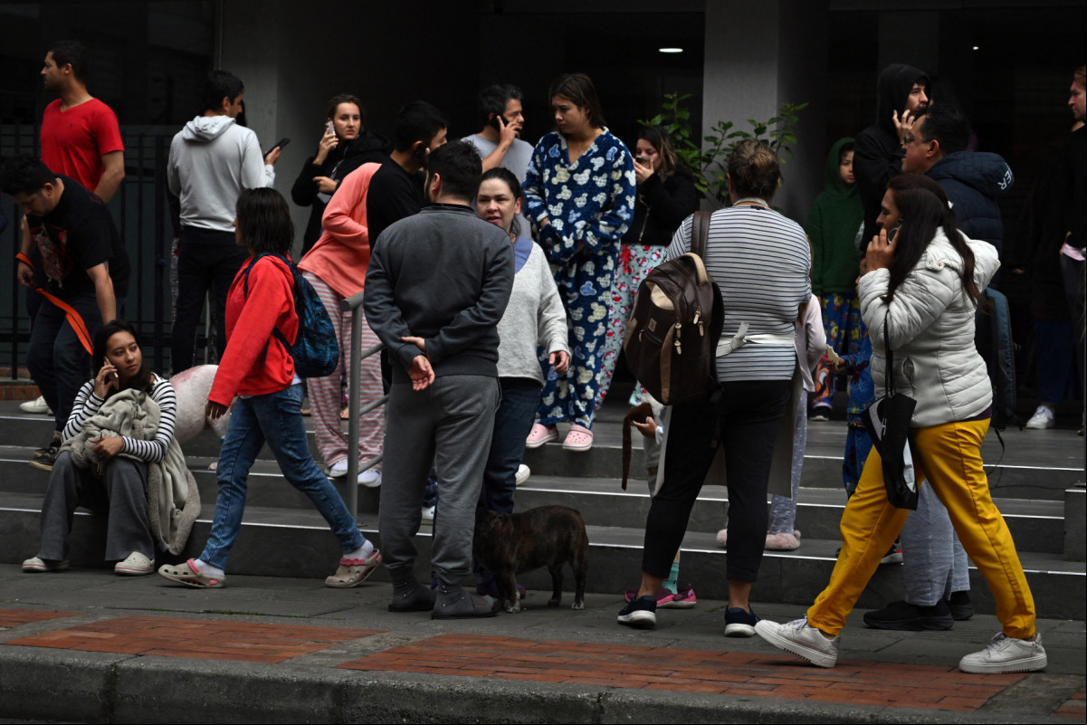 Pessoas reunidas em Bogotá após terremoto atingir a Colômbia/ Raul ARBOLEDA / AFP