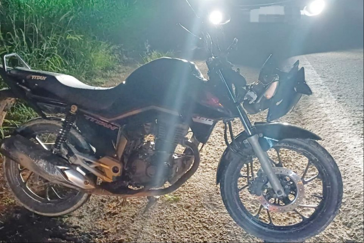 Condutor da motocicleta atingiu um cavalo e tombou na rodovia /PRF/divulgação 