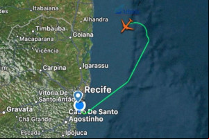 O avião está retornando para o Recife