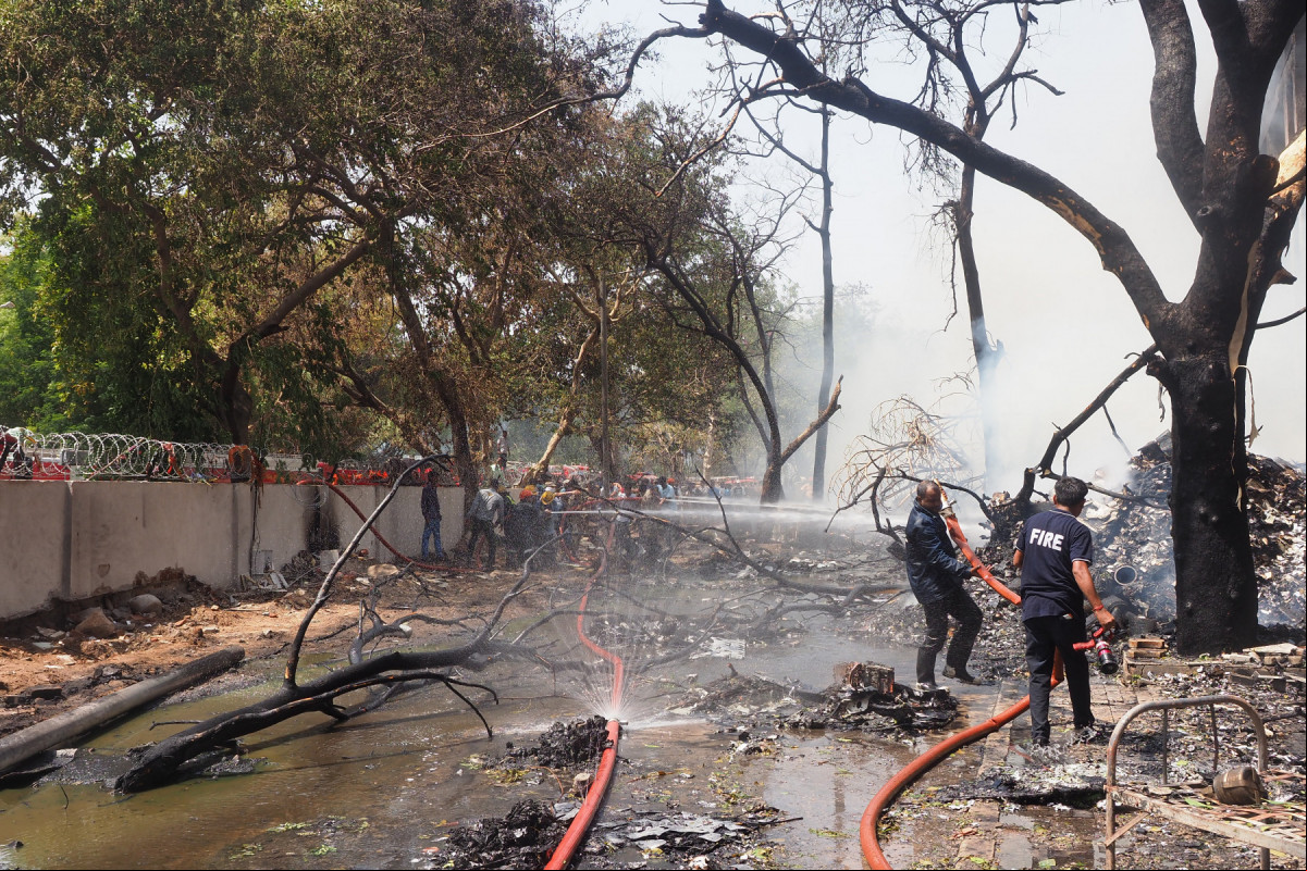 Bombeiros trabalham no local onde o voo 171 da Air India caiu em uma área residencial perto do aeroporto de Ahmedabad, em 12 de junho de 2025. O avião de ageiros com destino a Londres caiu em 12 de junho na cidade de Ahmedabad, no oeste da Índia, com 242 pessoas a bordo, disseram autoridades da aviação, no que a companhia aérea chamou de 